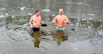 Plavec Péter jeges vízbe csobbanás Fotó: Bors magazin Fotó: Bors magazin