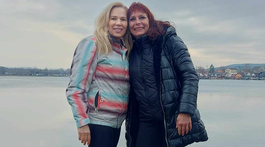 Józan extremitás -Kunfalvi Marianna és Vancsura Anikó európa bajnoki bronzérmes búvárúszónk boldogan reszketnek az első Palatinus-tó téli átúszás rendezvényen a 350 méteres úszásuk után