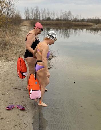 Kitti és Albina egymást segítve, kézenfogva indulnak a jeges vízbe úszni