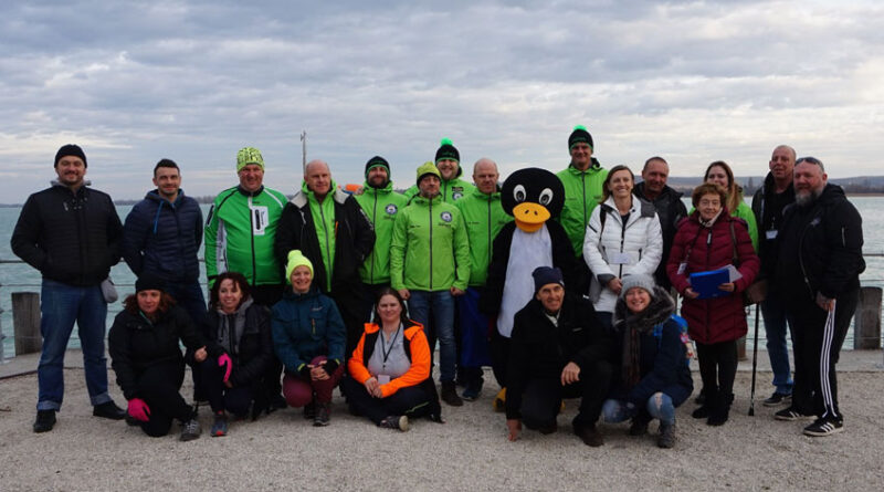 Úszók és segítők a Téli Úszó Sportegyesület által szervezett 1. Téli Balaton-átúszáson