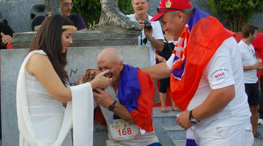 Sportfanatic sikersztori Bögi Sándornak Hideghéty Tibor gratulál a a Spartathlonon, melynek teljesítése után Hideghéty Tibor, a Sporfanatic elnöke gratulál